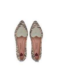 Mocassini a punta con un motivo a strisce zebra in tan e nero, un accento a forma di cuore in pelle scamosciata verde e un dettaglio di tacco rosa. Fodera interna morbida.