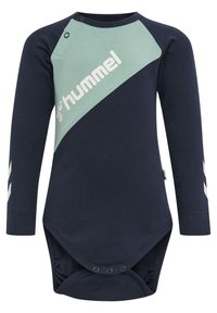 Marineblaue Langarm-Bodysuit mit grünem diagonalen Einsatz, ausgestattet mit weißem Logo und Akzenten. Aus weichem Baumwollmaterial mit Druckknöpfen im unteren Bereich.
