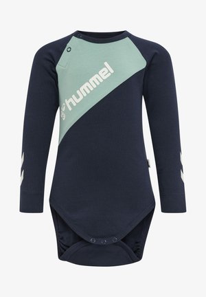 Navy langærmet bodysuit med grøn skrå panel, prydet med hvidt logo og detaljer. Blødt bomuldsstof med trykknapper foran.