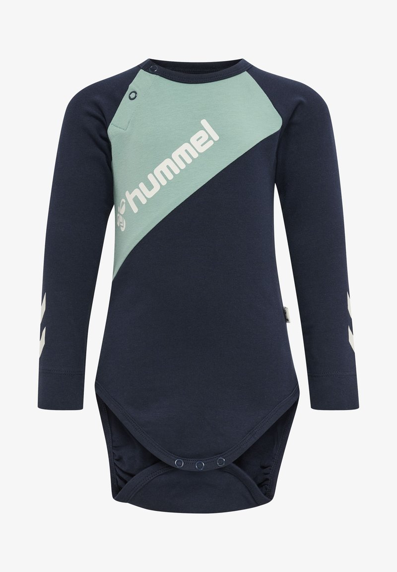 Marineblaue Langarm-Bodysuit mit grünem diagonalen Einsatz, ausgestattet mit weißem Logo und Akzenten. Aus weichem Baumwollmaterial mit Druckknöpfen im unteren Bereich.