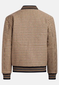 Veste bomber à motif pied-de-poule en beige et marron, avec un col et des poignets côtelés ornés de rayures bleu marine et crème. Tissu texturé.