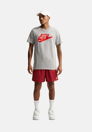 Nike Sportswear, CAMISETA DE MANGA CORTA SPORTSWEAR - Camiseta estampada - dk grey heather