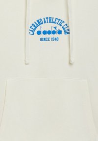 Felpa crema con una grande grafica blu che recita "Caernarfon Athletic Club diadora Since 1948", con cappuccio regolabile e tasca frontale.