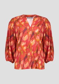 Multicolore blouse met een levendig abstract patroon in rood, oranje en geel, met een v-hals, knoopsluiting en pofmouwen.