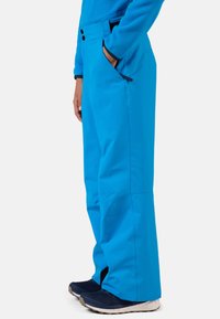 Pantaloni impermeabili blu con vestibilità rilassata, dotati di due tasche, chiusure a bottone e un tessuto liscio e durevole.