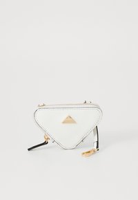 Sac triangulaire blanc en matériau texturé, avec un accent triangle doré et des accessoires noirs, doté d'une fermeture éclair et d'une bandoulière détachable.