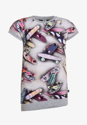 Camiseta de manga corta gris con patinetas coloridas en varios patrones y colores impresos por toda la tela.