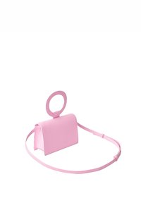 Borsa strutturata rosa con manico arrotondato, texture liscia, forma rettangolare e tracolla lunga e regolabile.