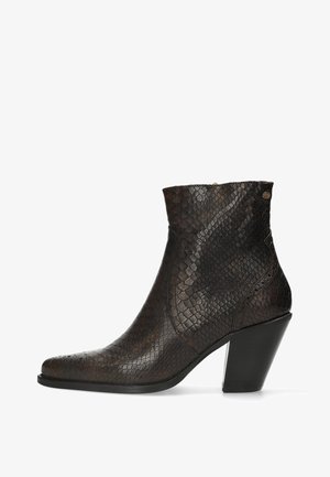 Stivale alla caviglia in pelle marrone con un motivo a rettile texturizzato, punta affusolata, tacco alto a blocco e chiusura laterale con zip.