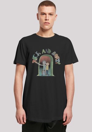 Fekete pamut póló, élénk színekben készült grafikai tervezéssel, amelyen a "Rick és Morty" mesehősök láthatók, valamint egy ívelt bejárat.