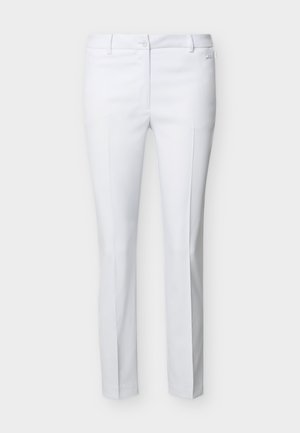 Pantalon blanc ajusté sur mesure, coupe slim, avec pli avant, fermeture à bouton, passants pour ceinture, et poches latérales.