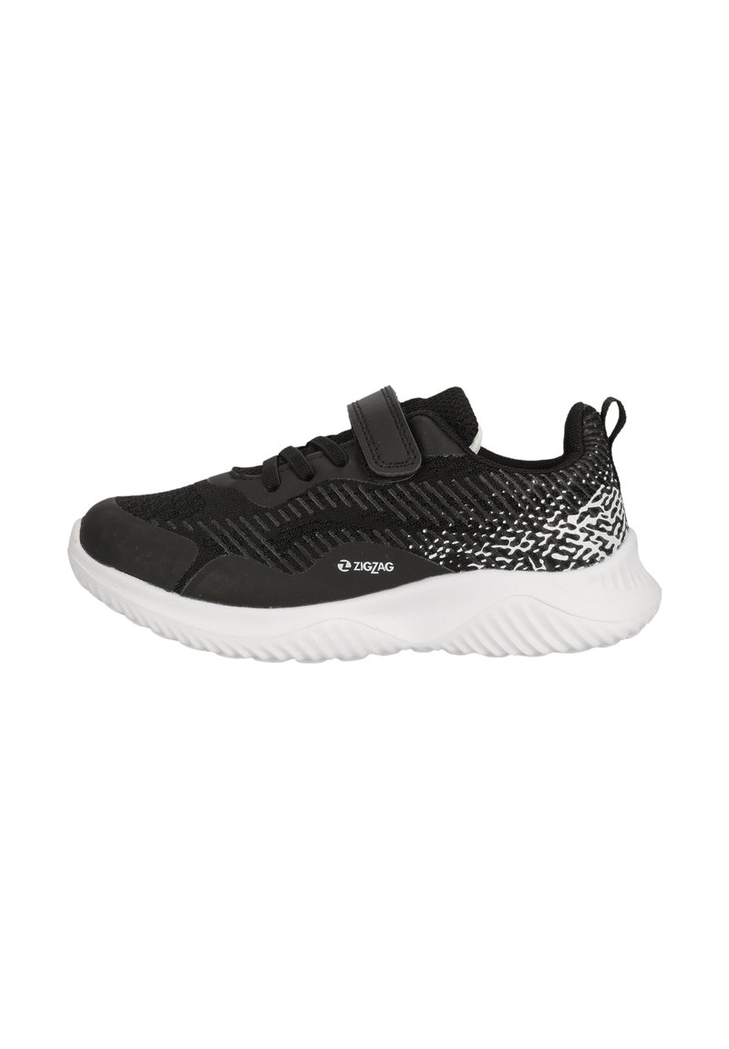 Schwarzer Sportschuh mit einem strukturierten Strickobermaterial, weißer Sohle und einem Klettverschluss. Verfügt über geometrische Muster auf der Rückseite für zusätzliche Details.