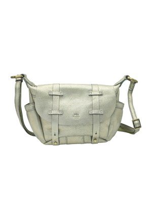 Sac bandoulière en cuir gris clair avec fermeture à rabat, deux sangles verticales, poches latérales, bandoulière réglable et logo embossé subtil.