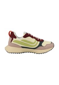 Sneaker sportivo con una tomaia in rete crema, accenti verdi, sovrapposizioni bordeaux e rosa, e una suola chunky color beige. Presenta un anello per il tallone rosso.