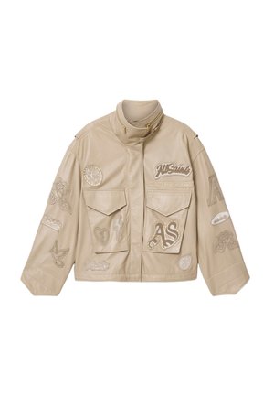 Veste en cuir beige avec col montant, poches avant et patchs brodés incluant les motifs "AS", rose, cœur, éclair et oiseau.