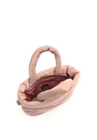 Padded rosa handväska med två handtag, dragkedjestängning och en vinröd insida som har en liten dragkedjeficka. Mjuk textur och rundad form.