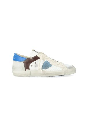 Sneaker bassa bianca con lacci beige, linguetta blu sul tallone, pannelli laterali marroni e blu, e suola usurata e vissuta.