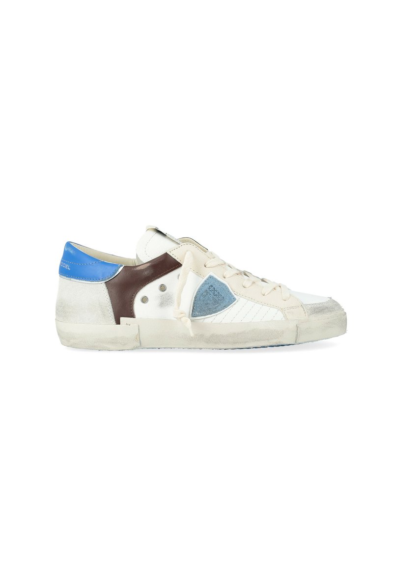 Sneaker bassa bianca con lacci beige, linguetta blu sul tallone, pannelli laterali marroni e blu, e suola usurata e vissuta.