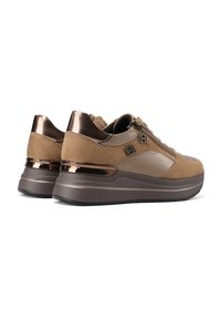 Sneaker in suede e pelle marrone con accenti metallici, finitura testurizzata e suola spessa a piattaforma. Presenta cerniere sui lati.