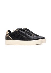 Sneaker in pelle nera con texture intrecciata sul lato, dettagli in suede beige, hardware dorato e suola in gomma bianca.