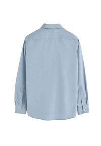 Lichtblauw langemouwenhemd met een puntkraag, knopenmanchetten en een rechte snit. Gladde stof zonder zichtbare patronen of accenten.