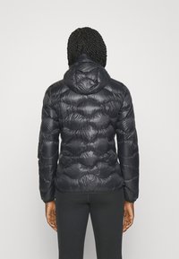 Peak Performance HELIUM HOOD - Casaco de penas - black