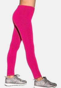 Długie legginsy w kolorze fuksji o gładkiej, elastycznej teksturze i dopasowanym kroju. Połączone ze srebrnymi brokatowymi trampkami i sznurowadłami.