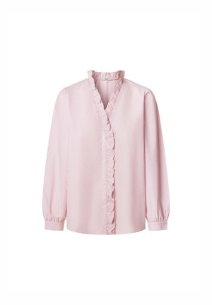 Blusa de color rosa claro con cuello con volantes y cierre de botón, que presenta mangas largas y sutiles rayas verticales en una tela suave.