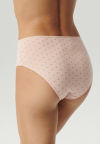 Różowe bawełniane majtki o gładkiej fakturze, z małym, powtarzającym się wzorem ciemnych akcentów i klasycznym krojem.
