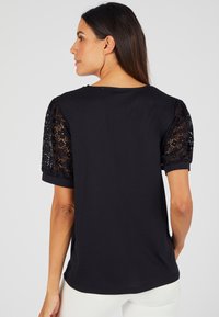 Damart TEE DÉTAILS MACRAMÉ - T-shirt con stampa - noir