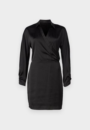 Vestido envolvente negro de satén con mangas largas, escote en V y detalles de puños fruncidos. La textura suave y la silueta ajustada realzan su diseño elegante.