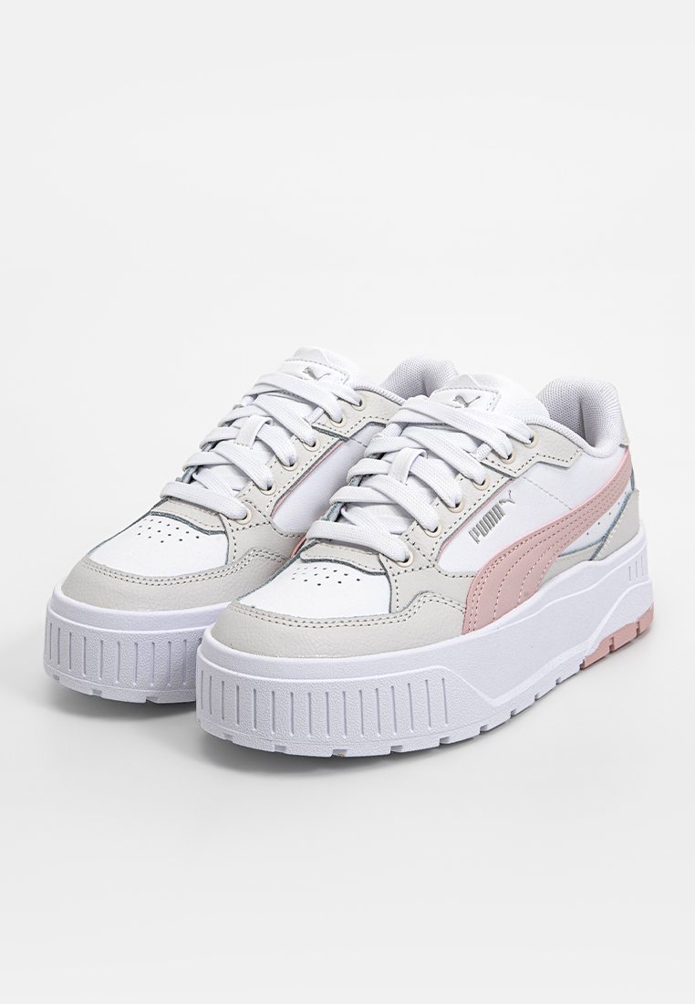 Sneaker multi-material bianchi e grigi con un accento rosa, suola spessa bianca, design con lacci e dettaglio perforato sulla punta.