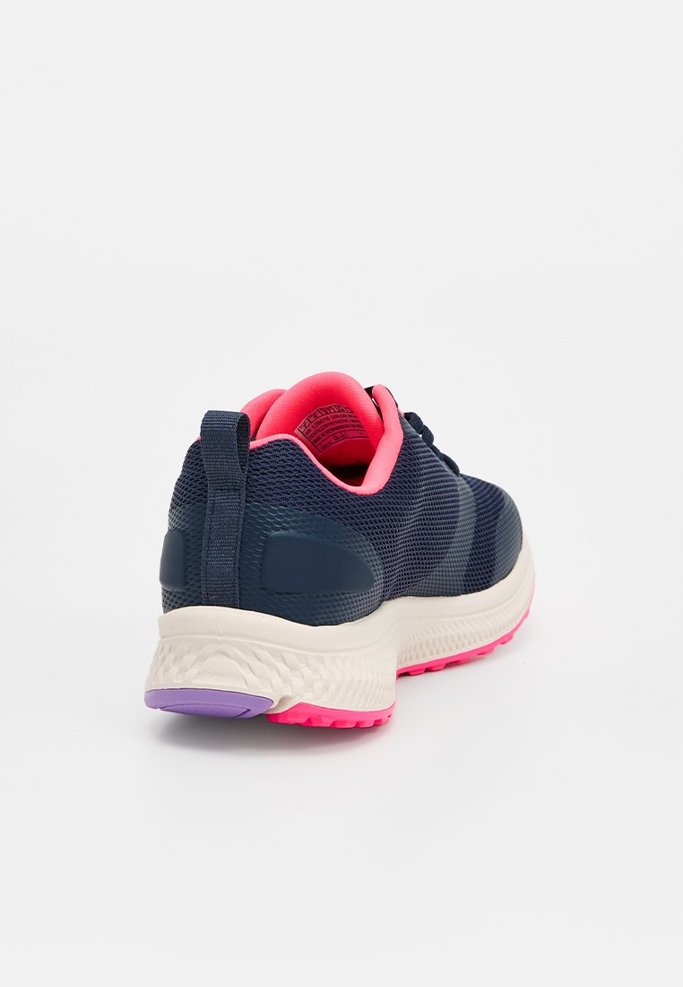 Chaussure de sport marine avec tige en mesh, intérieur rose et semelle intermédiaire blanche. Présente une semelle texturée avec des accents roses et violets. Onglet à l'arrière pour un enfilage facile.