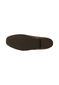 Scarpa da dress in pelle marrone con design perforato, suola piatta in gomma nera e texture liscia. Stile minimalista e punta rotonda.