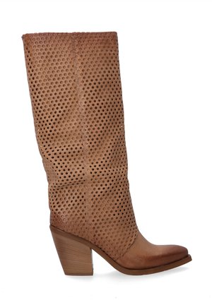 Bruine leren kniehoge laars met perforatiedesign, spitse neus en stevige houten hak. Gladde textuur met contrasterende accenten.