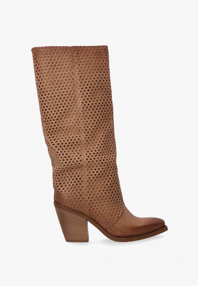 Hnědé kožené vysoké boty po kolena s perforovaným designem, špičatou špičkou a silným dřevěným podpatkem. Hladká textura s kontrastními akcenty.