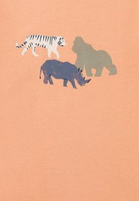 Pfirsichfarbene T-Shirt mit stilisierten Tieren: einem weißen Tiger, einem blauen Nashorn und einem grünen Gorilla, jeweils in einfachen Formen und gedämpften Farben.