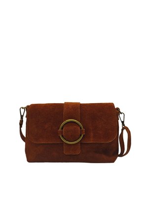 Sac besace en daim marron avec rabat avant sécurisé par une large sangle et une grande boucle ronde en laiton, doté d'une bandoulière réglable.