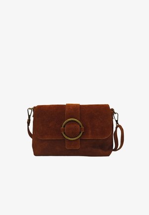 Sac besace en daim marron avec rabat avant sécurisé par une large sangle et une grande boucle ronde en laiton, doté d'une bandoulière réglable.