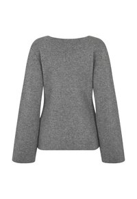 Bageste udsigt af en simpel, grå strikket sweater med lange ærmer, bred halsudskæring og lige kant.