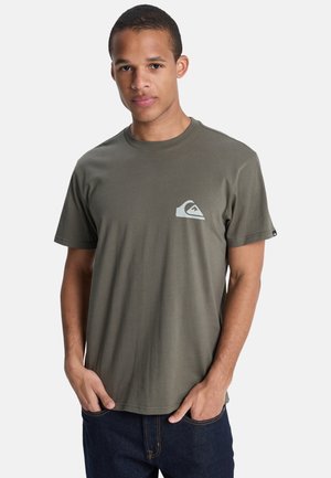 T-shirt en coton vert olive avec un col rond, des manches courtes et un logo montagne gris clair sur la poitrine à gauche.