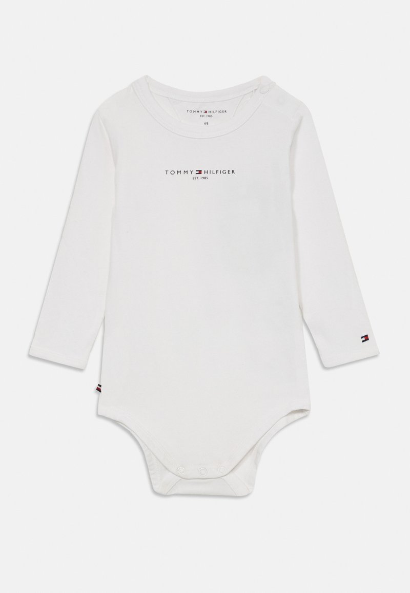 Weißer Langarm-Bodysuit mit Druckknopfverschlüssen, der das "Tommy Hilfiger"-Logo auf der Vorderseite und eine Markenakzent am Ärmel trägt. Aus weichem Baumwollstoff.