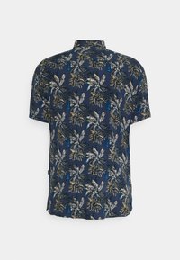 Koszula z krótkim rękawem w granatowym materiale z tropikalnym wzorem liści i ananasów w kolorach białym, złotym i niebieskim. Kołnierzyk, luźny krój.