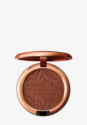Kompakt bronze makeup-pudder med tekstureret "MAC"-logo, prydet, placeret i et rundt metalisk roseguld-etui med åbent låg.