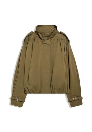 Jachetă scurtă verde măsliniu cu guler înalt, buzunare frontale, epoleți cu nasturi pe umeri și bretele reglabile cu catarame la mansete și guler.