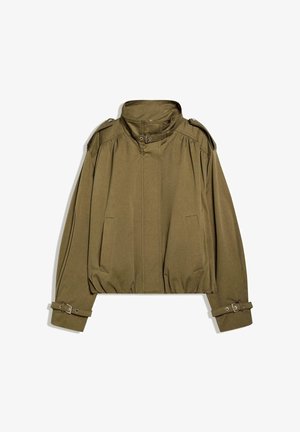 Jachetă scurtă verde măsliniu cu guler înalt, buzunare frontale, epoleți cu nasturi pe umeri și bretele reglabile cu catarame la mansete și guler.