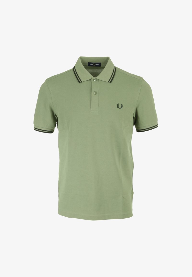 Camiseta polo verde de algodón, con un collar de dos botones, acentos de raya negra en las mangas y un pequeño logo en el pecho.