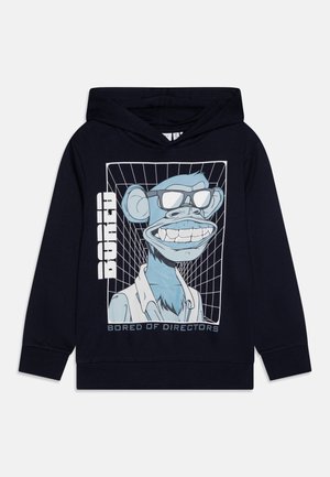 Marineblauer Hoodie mit Grafik eines blauen Cartoon-Affen, der eine Brille und ein Hemd trägt, Rasterhintergrund und Text "Bored of Directors" und "Bored".