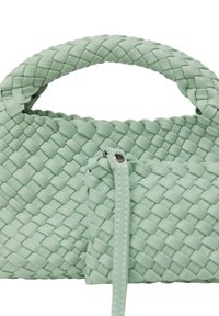 Bolso de mano tejido en verde pastel, con una superficie texturizada, asa redondeada y un pequeño bolsillo desmontable con cremallera.