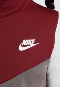 Nike Sportswear SPORTSWEAR - Trenirka - team red cave stone photon dust white
